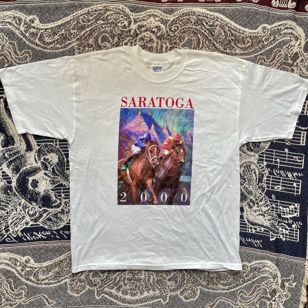 Vintage 2000 Saratoga Springs Horse Racecourse Tee Shirt on Gildan Heavycotton Tag •